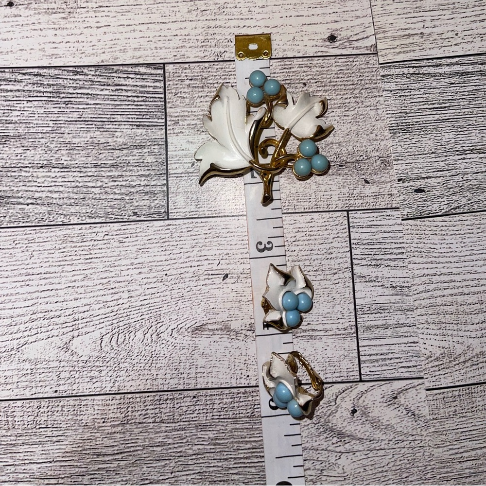 Signed Sarah Coventry Enamel gold tone w/ Light blue beads: brooch & Earrings - Picture 5 of 7
